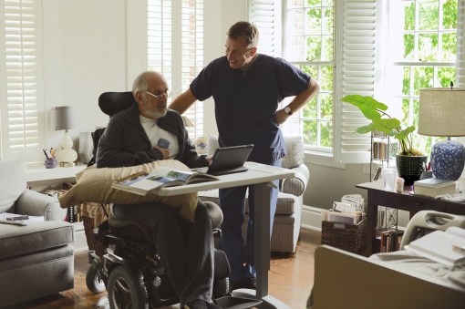 Tim Roth con uno de sus pacientes en 'Chronic'