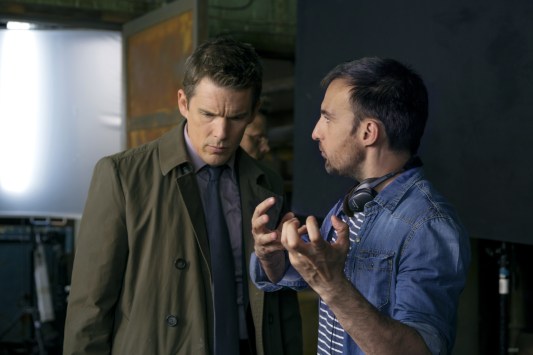 Alejandro Amenabar y Ethan Hawke en el rodaje de 'Regresión'