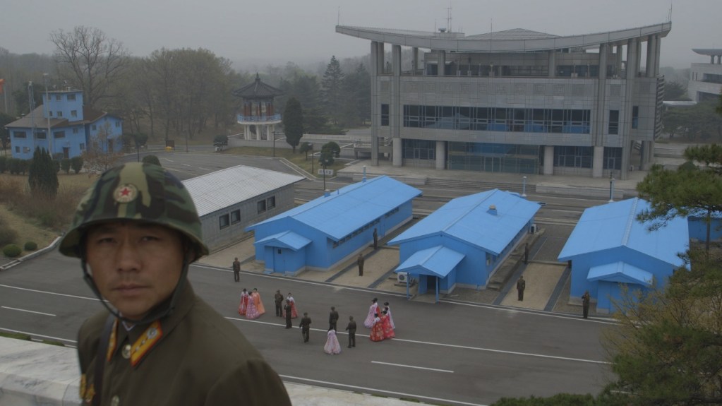 TPG18_soldiers DMZ blue buildings (1280x720)