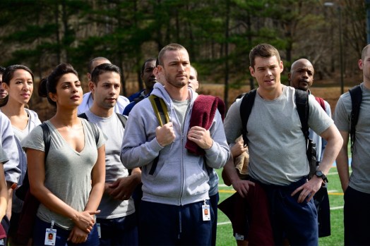 Priyanka Chopra, Jake McLauglin y Brian J. Smith en el primer episodio de 'Quantico'